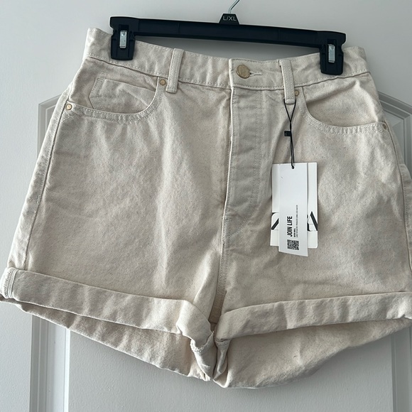 Zara Pants - NWT ZARA cream jean shorts